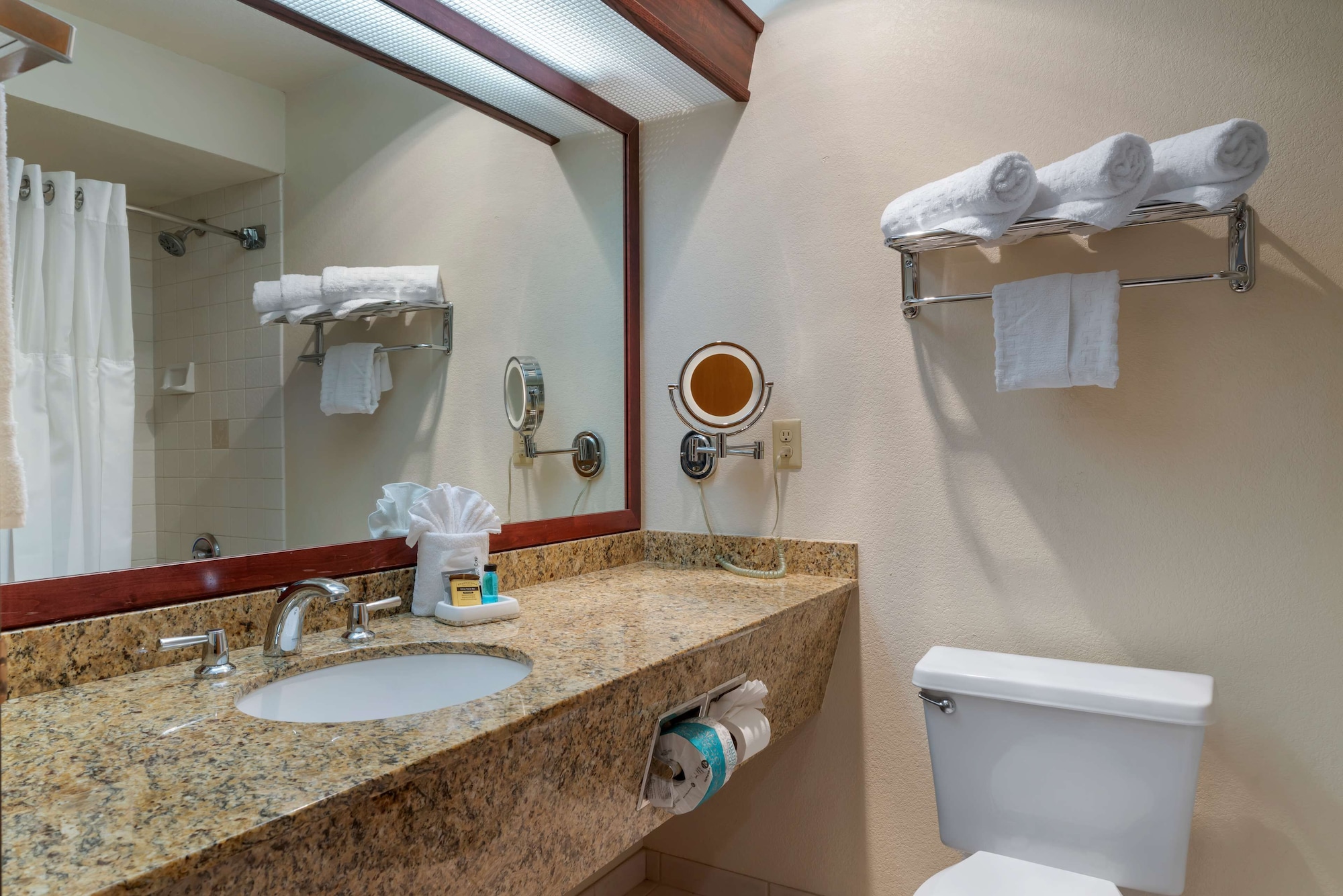غرفة قياسية بسرير كينج، Best Western Plus Mill Creek Inn 3/7