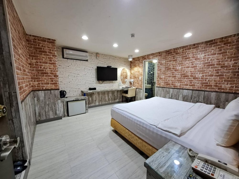 Bin City Hotel 12/50