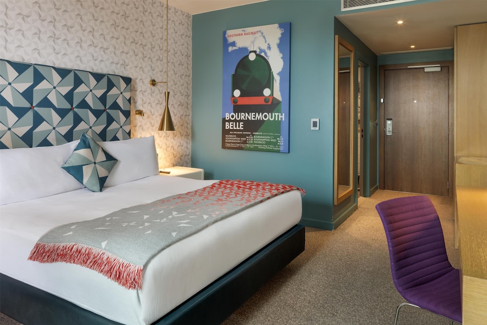 ROOM, KING BED, BALCONY
