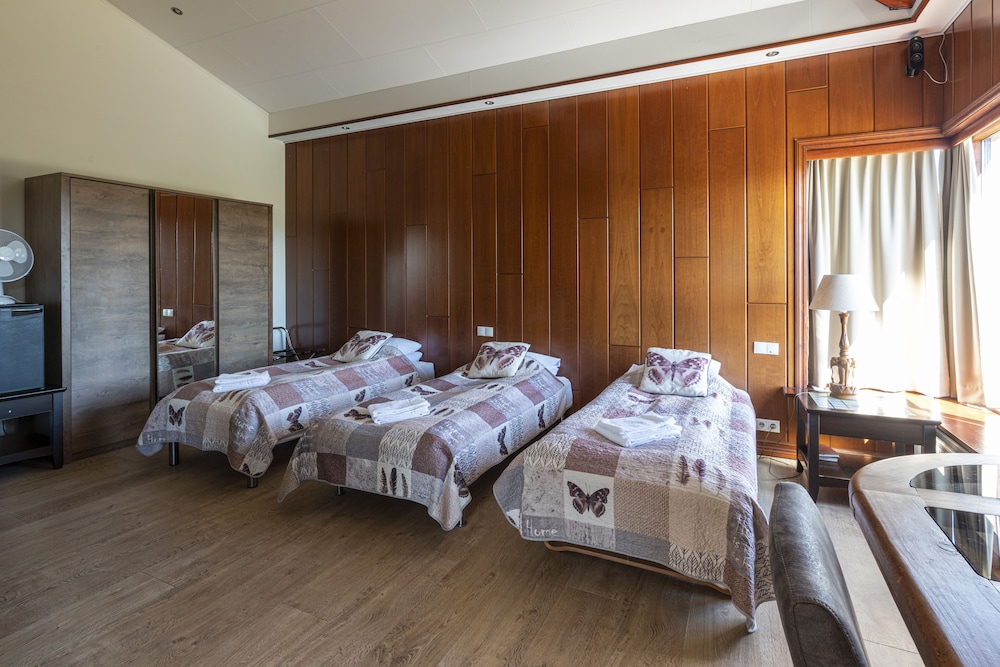 HOTEL KRIUNES 45/83