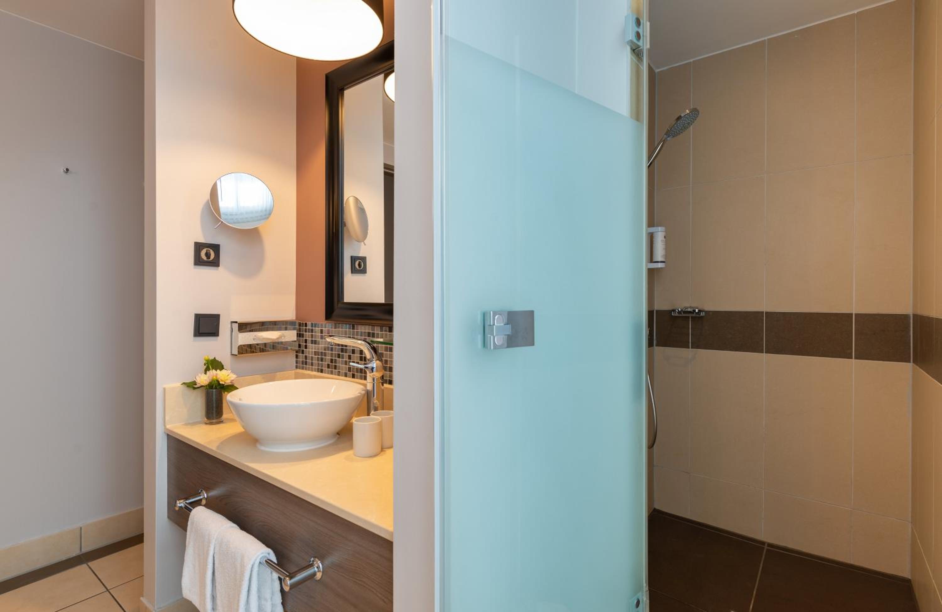جناح جونيور، Leonardo Royal Hotel Berlin Alexanderplatz 6/7