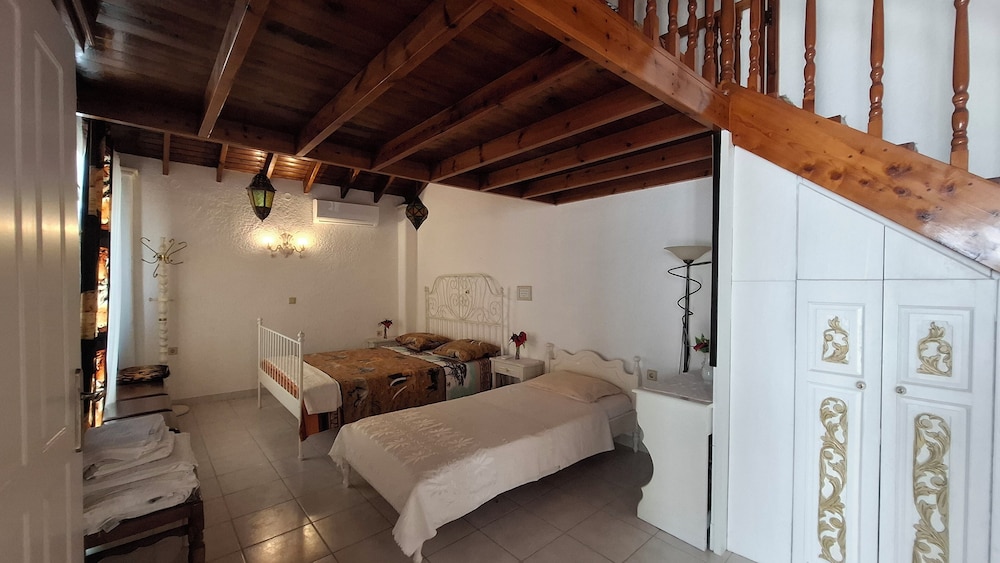 2 Bedrooms, Loft, Traditional, 1 Queen and 1 Single Bed, Balcony