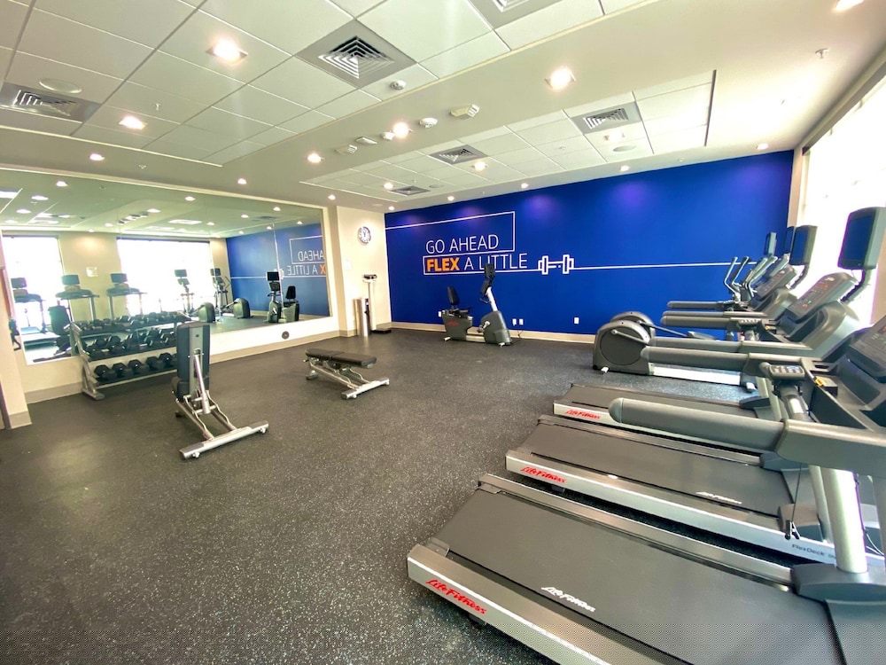 Holiday Inn Express Suites Valencia Santa Clarita 38/63