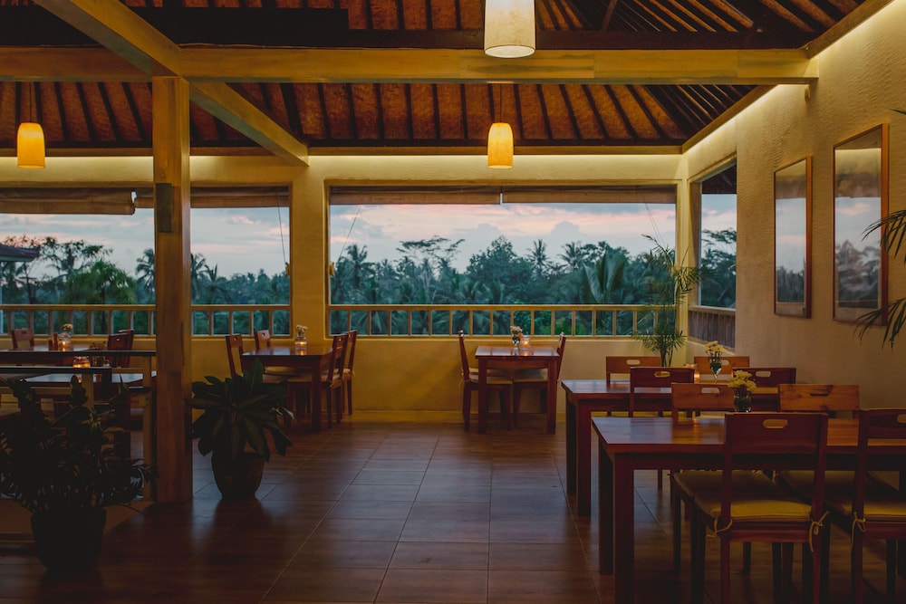B Saya Villa And Restaurant 30/50
