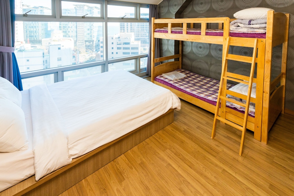 ROOM, DOUBLE BED