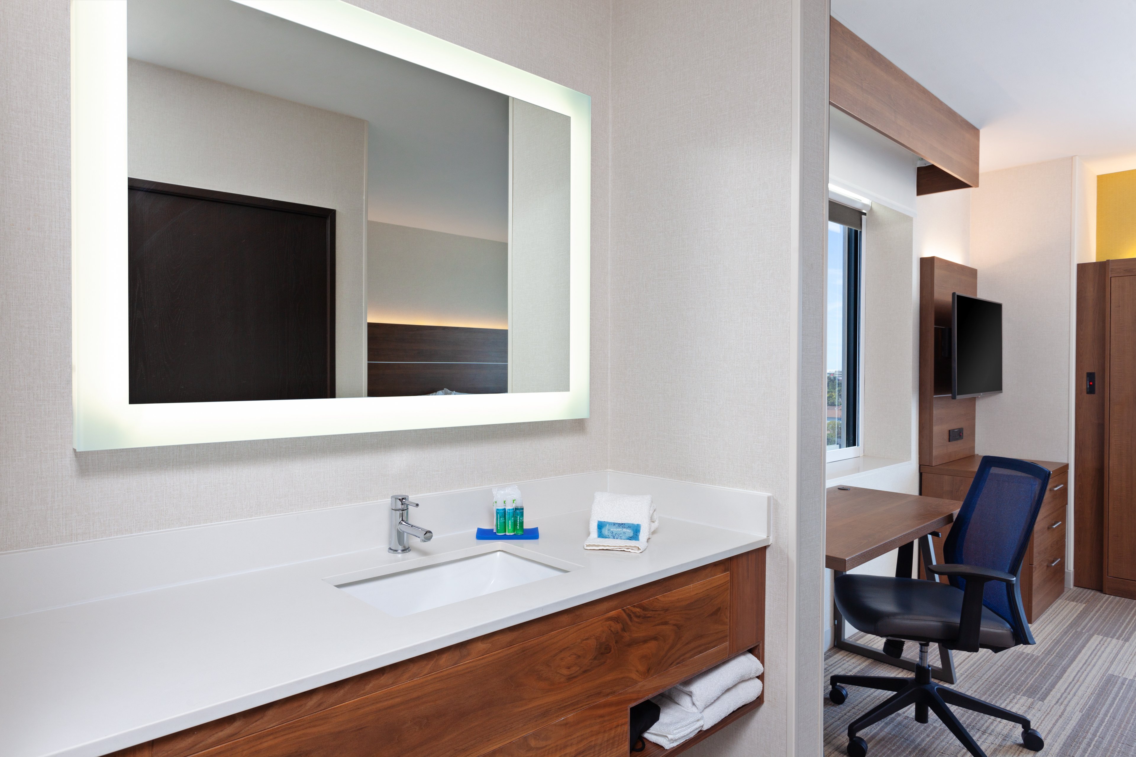 Holiday Inn Express Los Angeles Lax Airport 56/56
