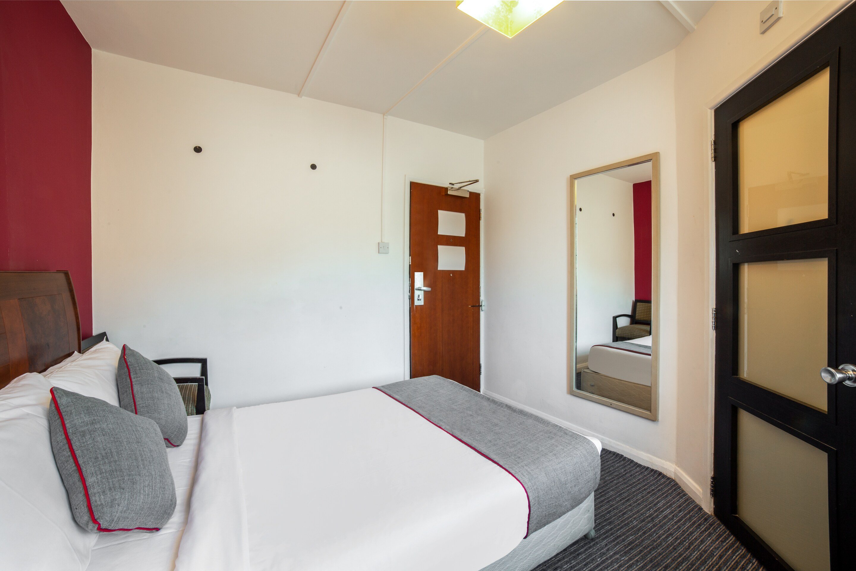 OYO The Strand Hotel 16/39