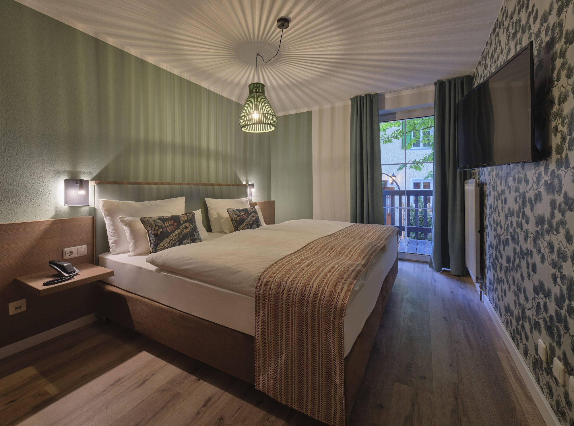 APARTMENT, QUEEN BED, SOFA