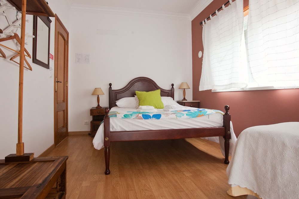 Ericeira Chill Hill Hostel & Private Rooms 18/50