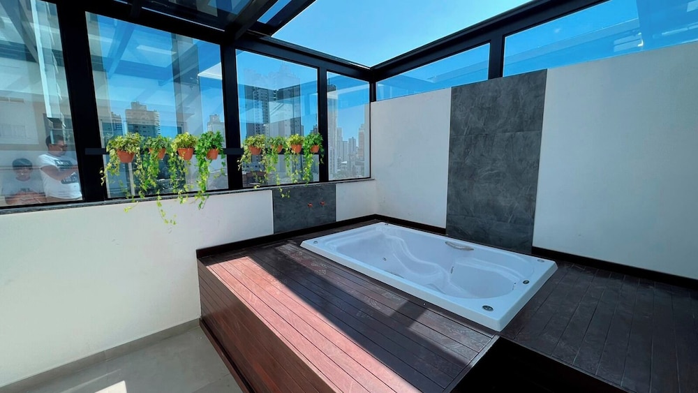 Holiday And Business Hotel 50/50