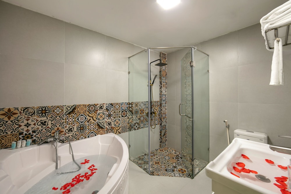 Diamond Legend Hotel 63/65