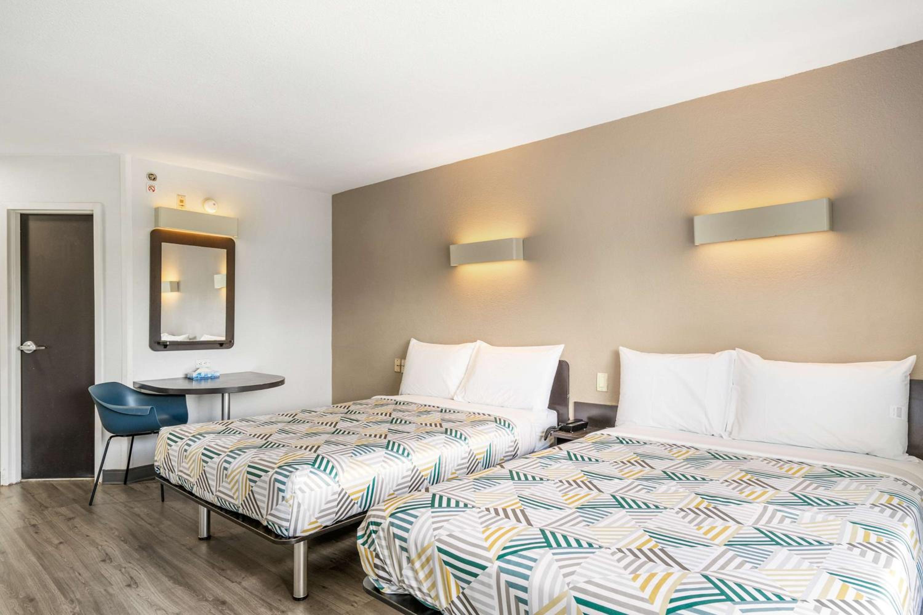 ROOM, QUADRUPLE