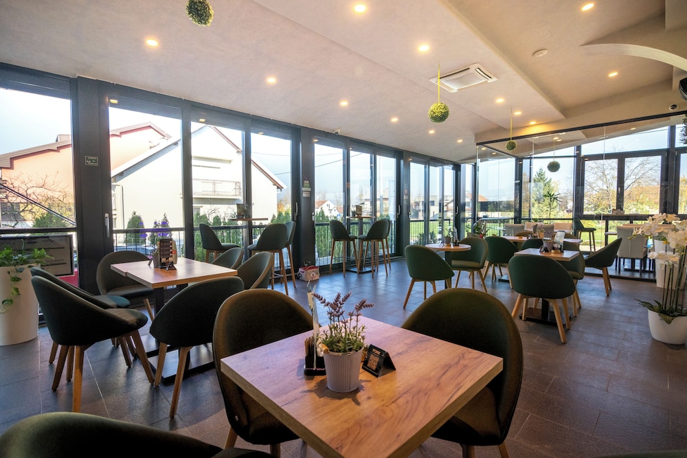 Royal Airport Hotel 52/69