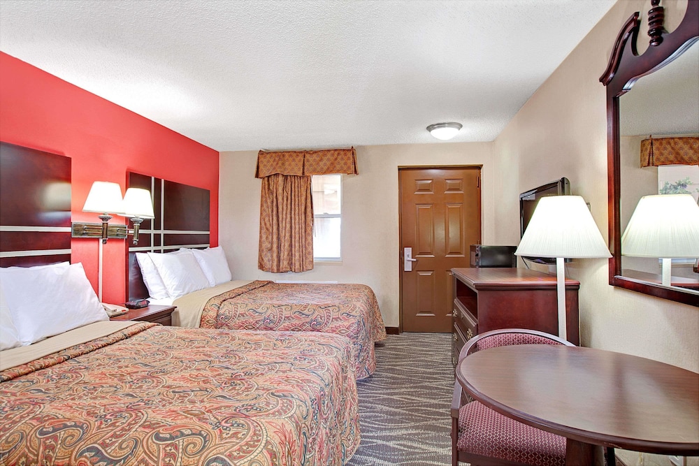 غرفة بسريرين مزدوجين، Days Inn by Wyndham Ridgefield NJ 2/4