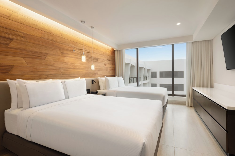 2 BEDROOMS, FAMILY, SUITE, KING BED, 2 QUEEN BEDS
