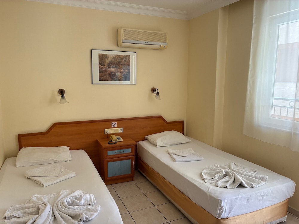 ROOM, DOUBLE OR TWIN BED