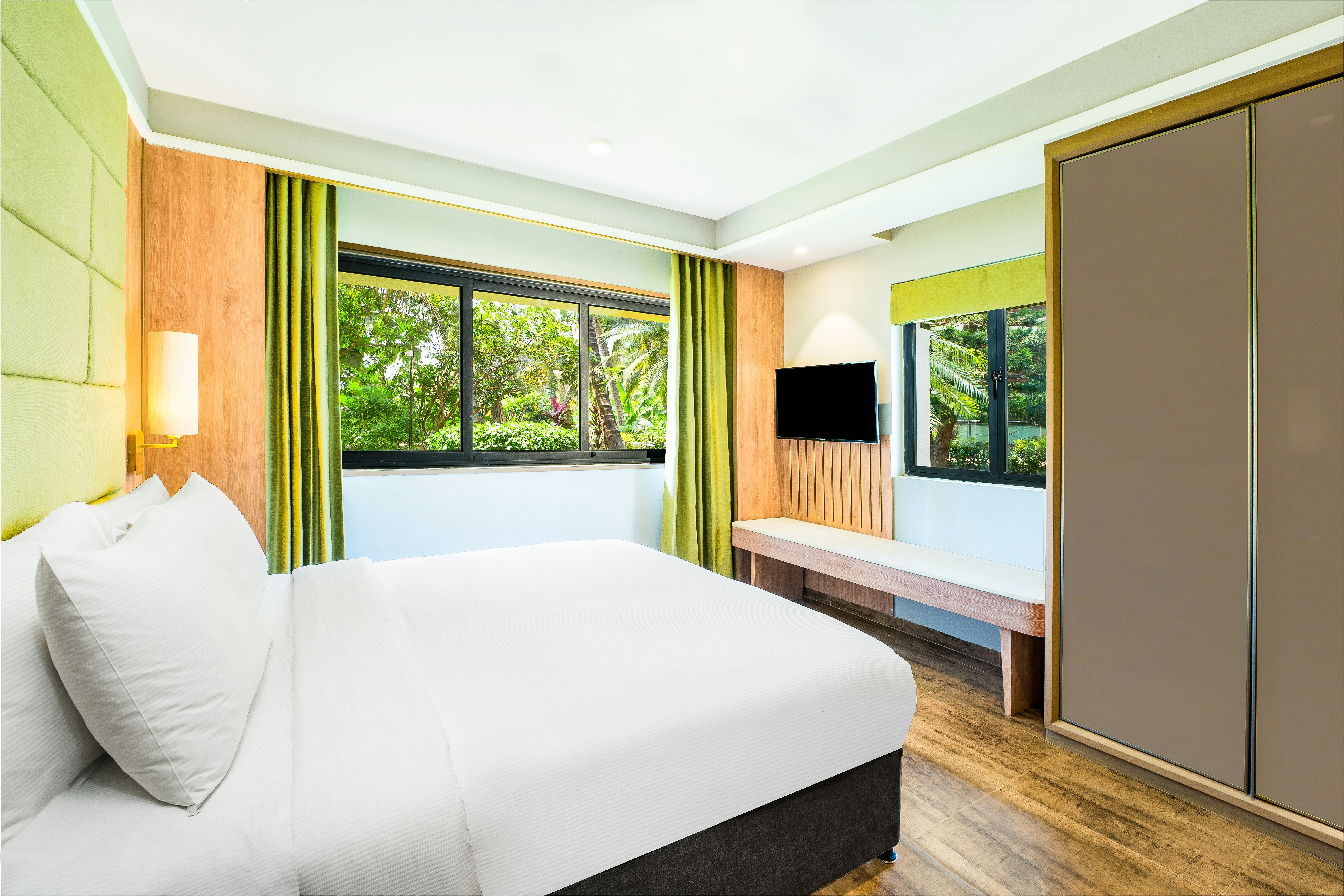 DELUXE, SUITE, POOL VIEW