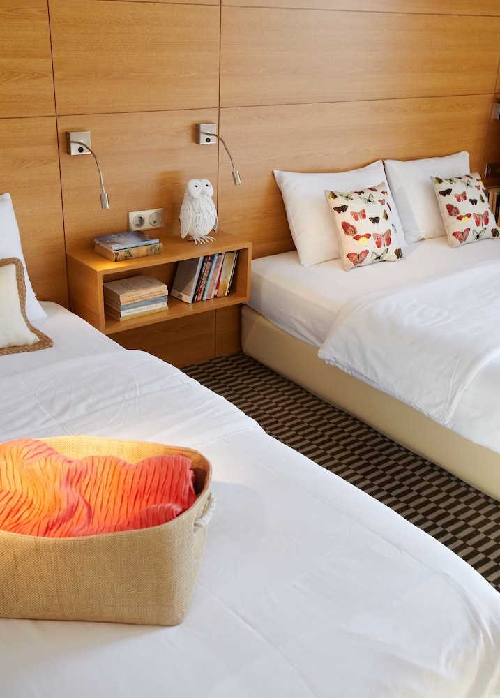Deluxe, Triple, 1 Queen and 1 Single Bed, Sea or City View