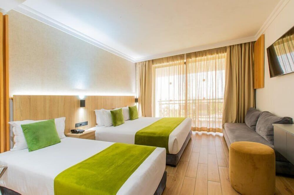 غرفة عائلية بثلاثة أسرّة بإطلالة على البحر مع أريكة، Argana Hotel 2/10