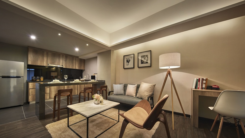 Tropics Eight Suites 46/61