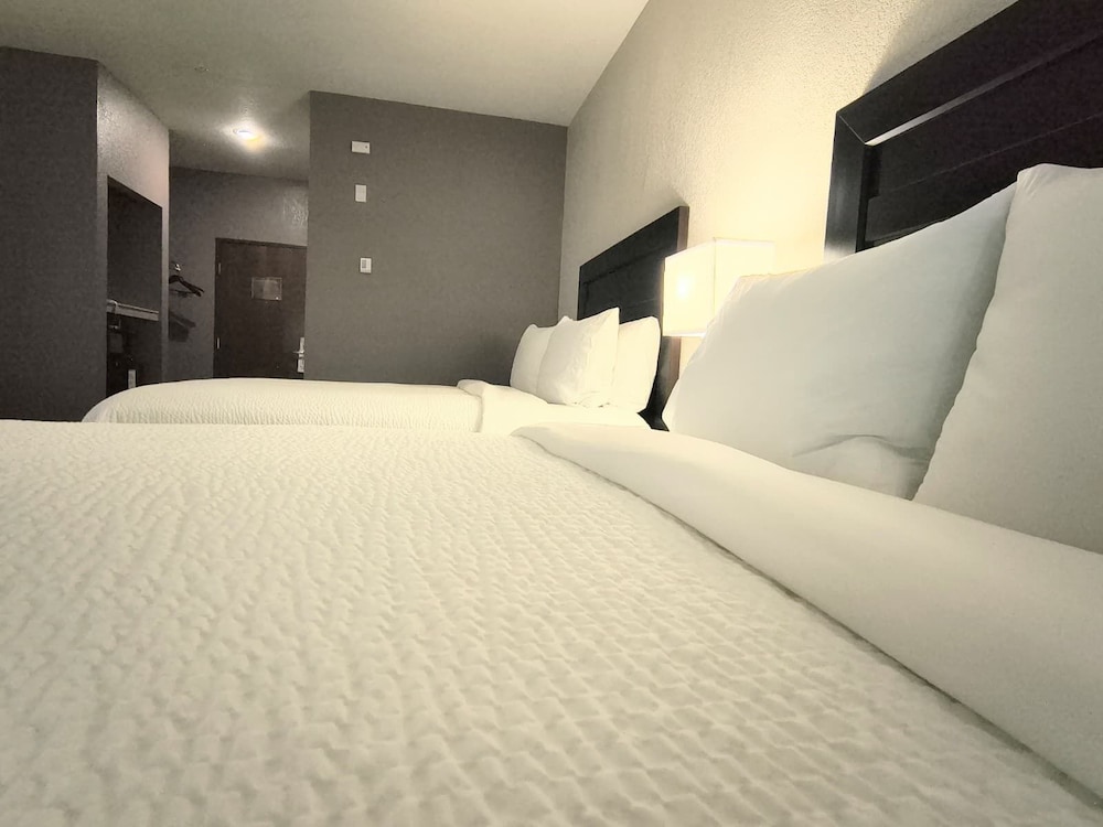 Premium, 1 Double and 2 Queen Beds