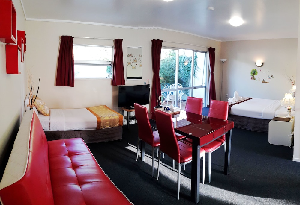 Ann’s Volcanic Motel 40/50