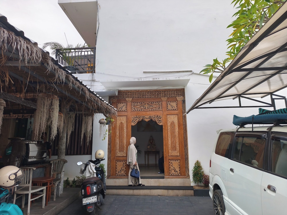 Home 21 Bali 3/50