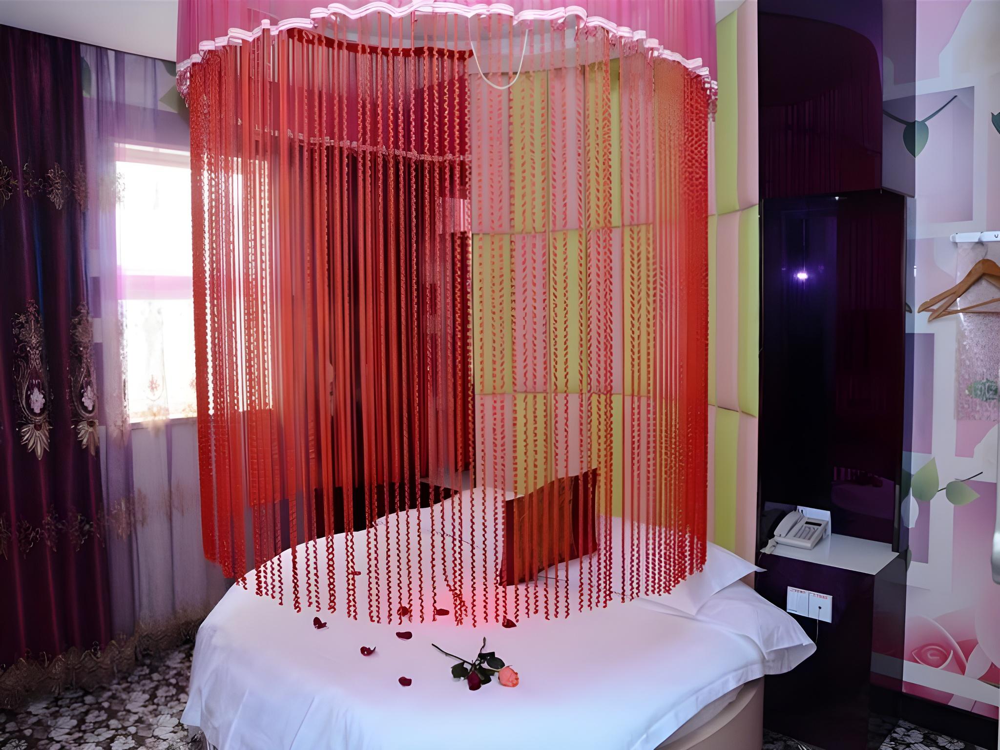 Feature, King Bed, Round Bed, Queen Bed