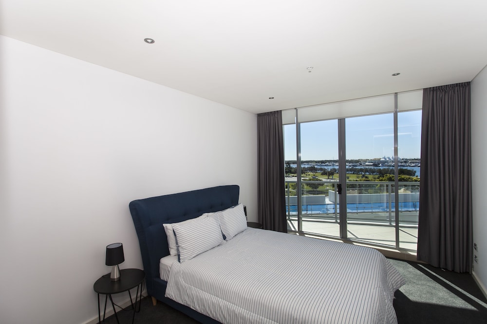 2 BEDROOMS, QUEEN AND TWIN BEDS, OCEAN VIEW