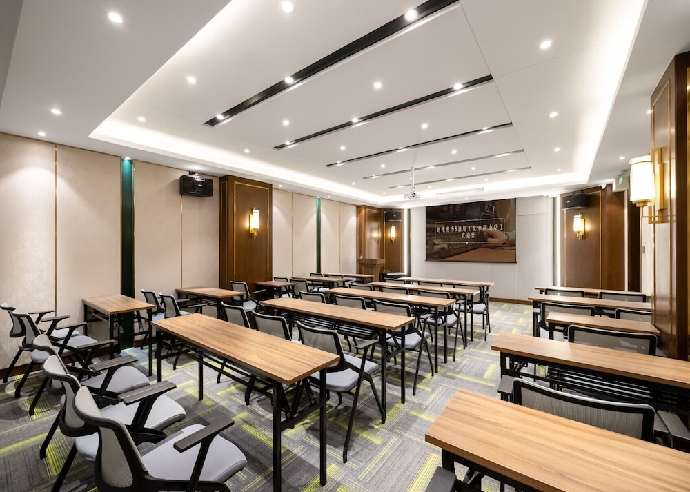 Nostalgia S Hotel (Beijing Fangshan Guangyangcheng Metro Station) 53/67