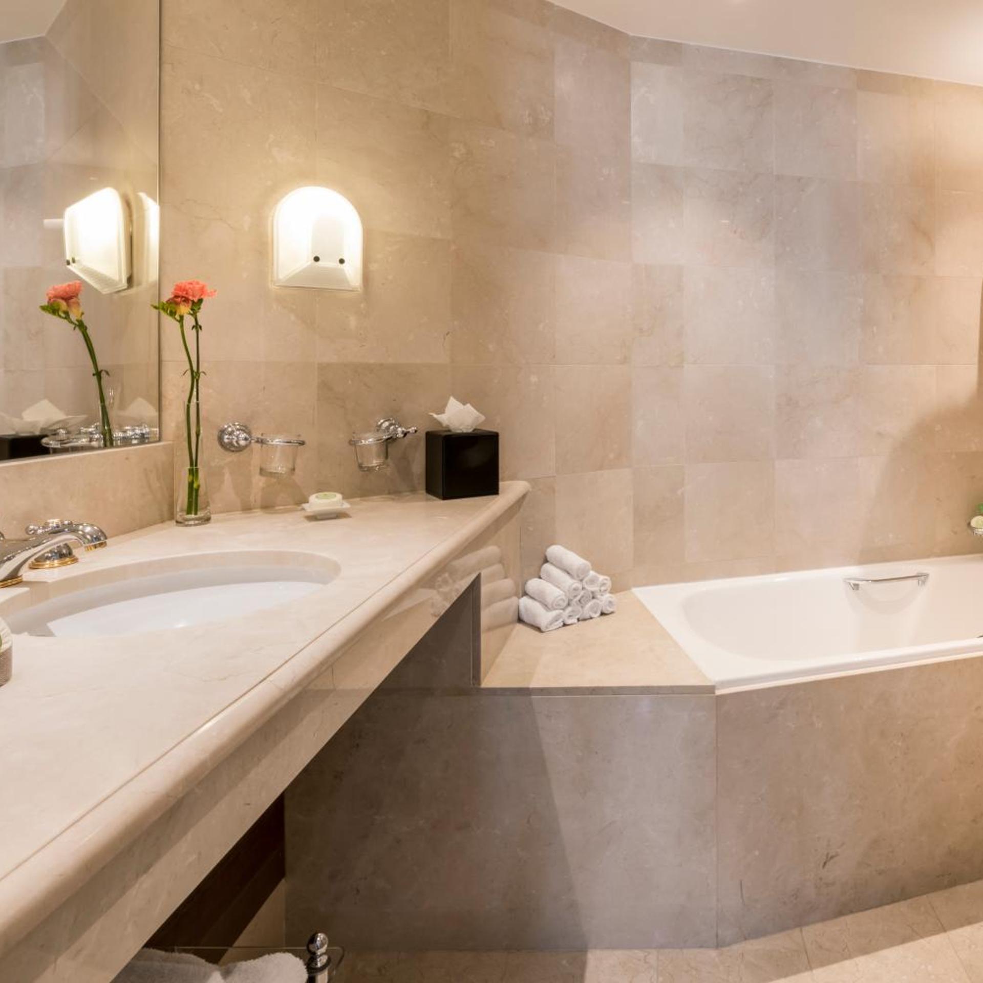 Suite, King Bed, City View
