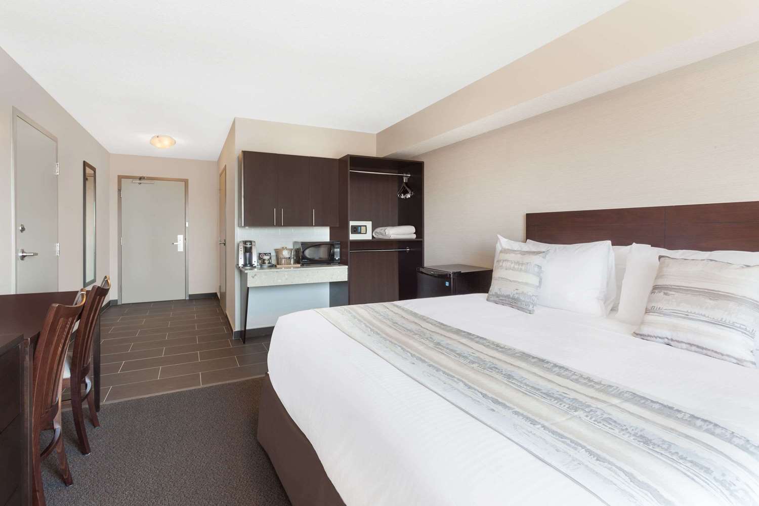 Ramada Grassland 2/20