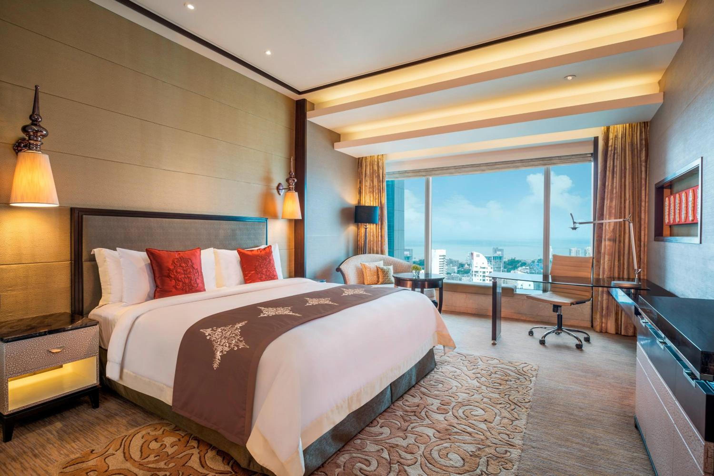 Guest Room, King Bed, Skyline View