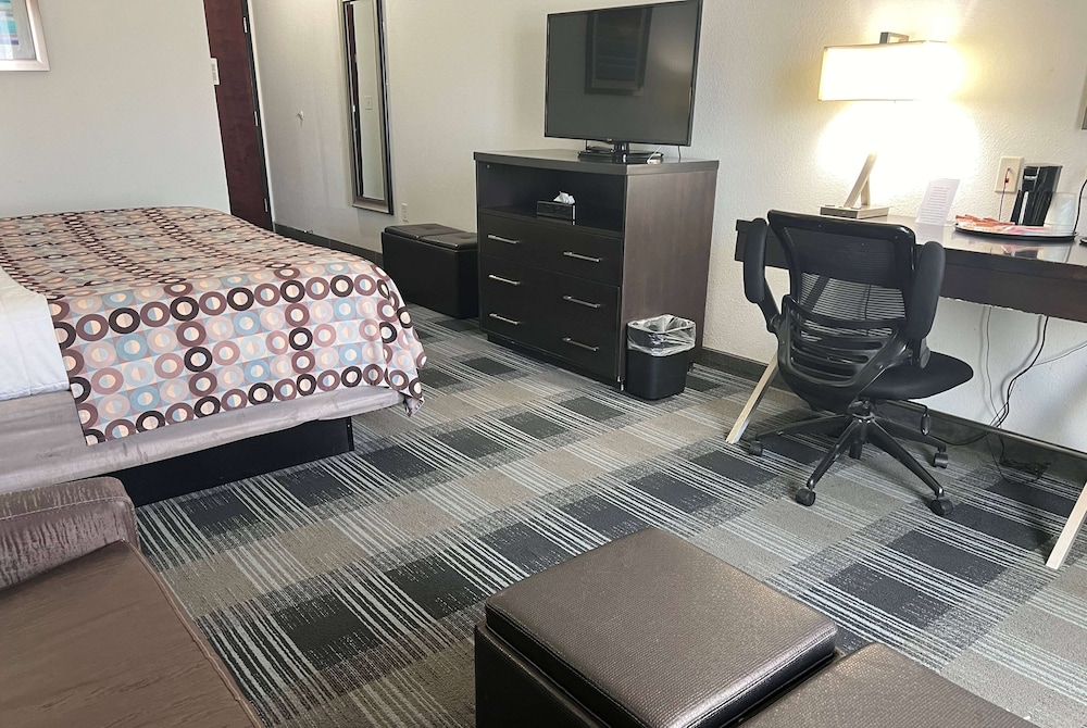 Days Inn by Wyndham Alva 5/24