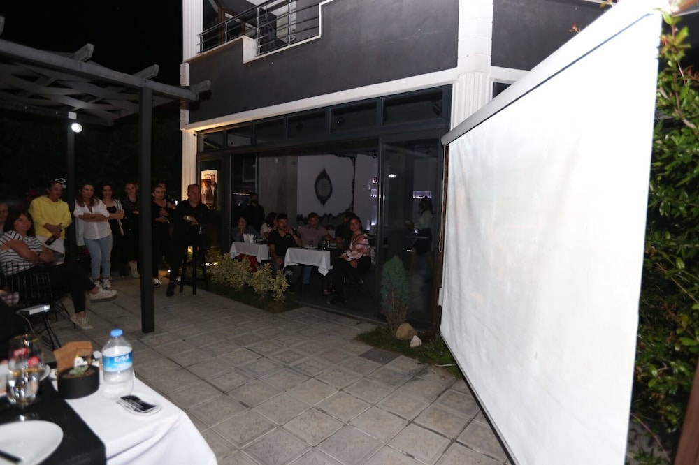 No 57 Suites 42/50