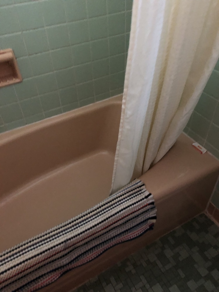 Downtown motel 7/16