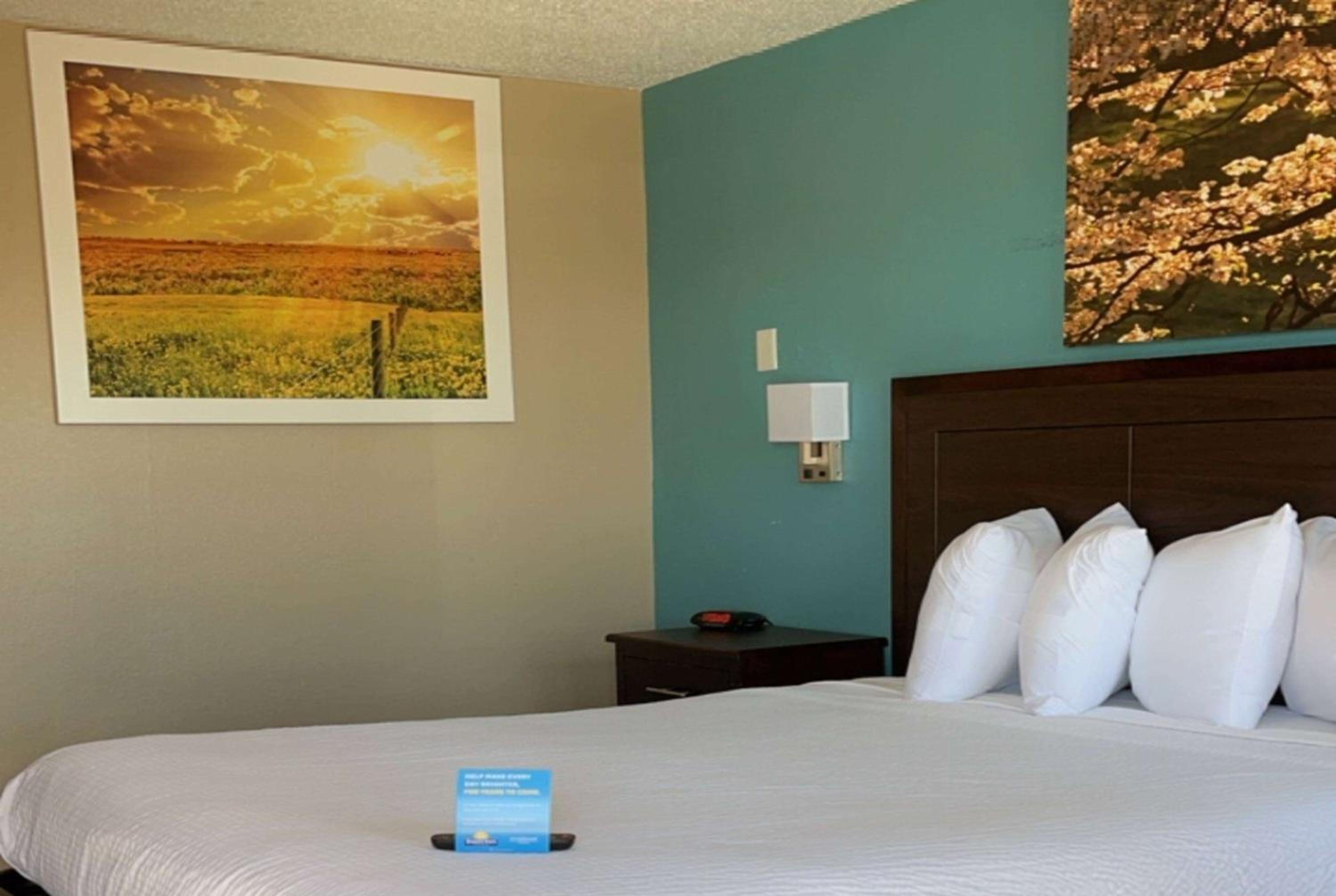 Room, Queen Bed, Smoking, Accessible