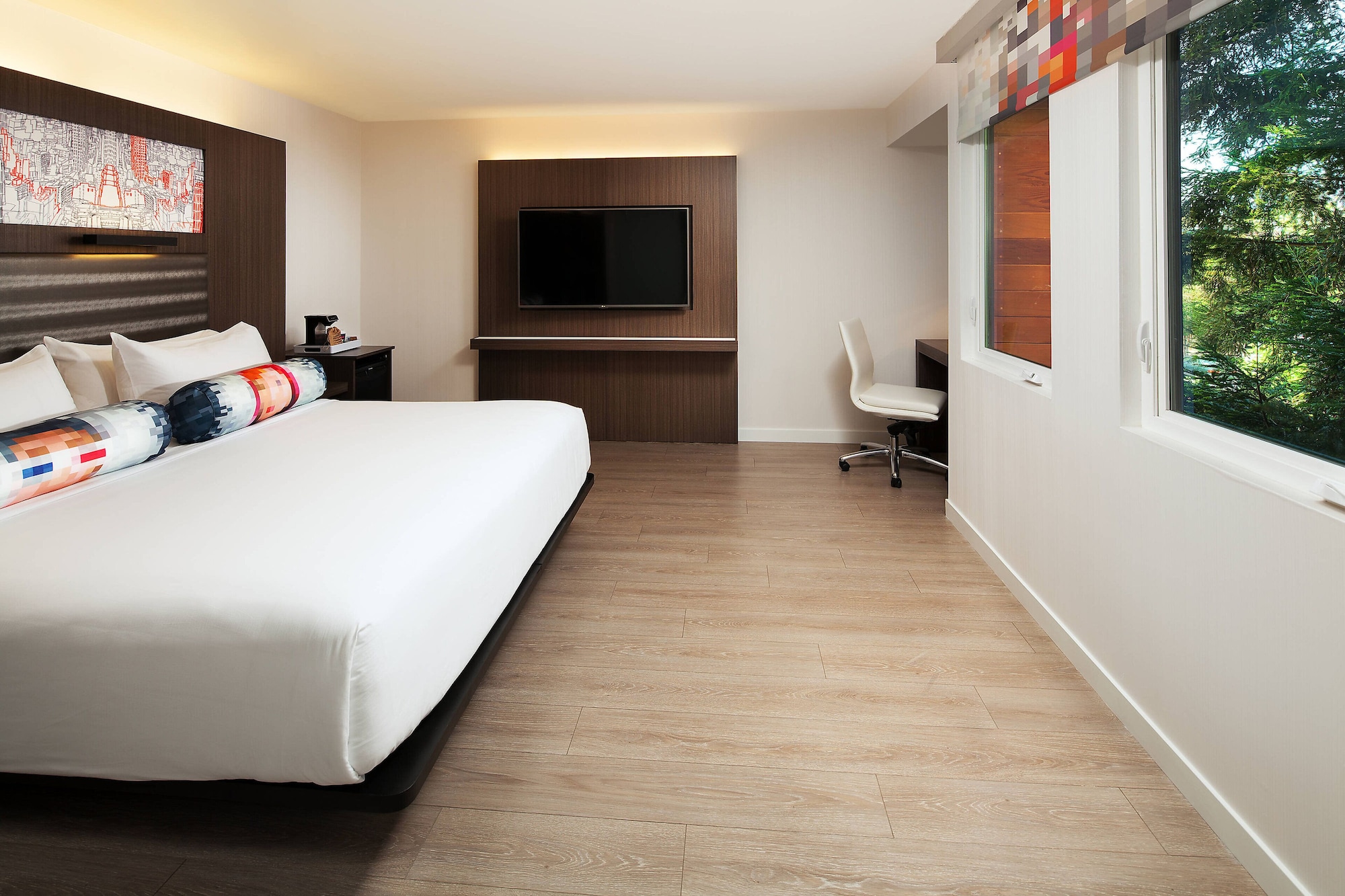 Aloft, Suite, King Bed, Corner