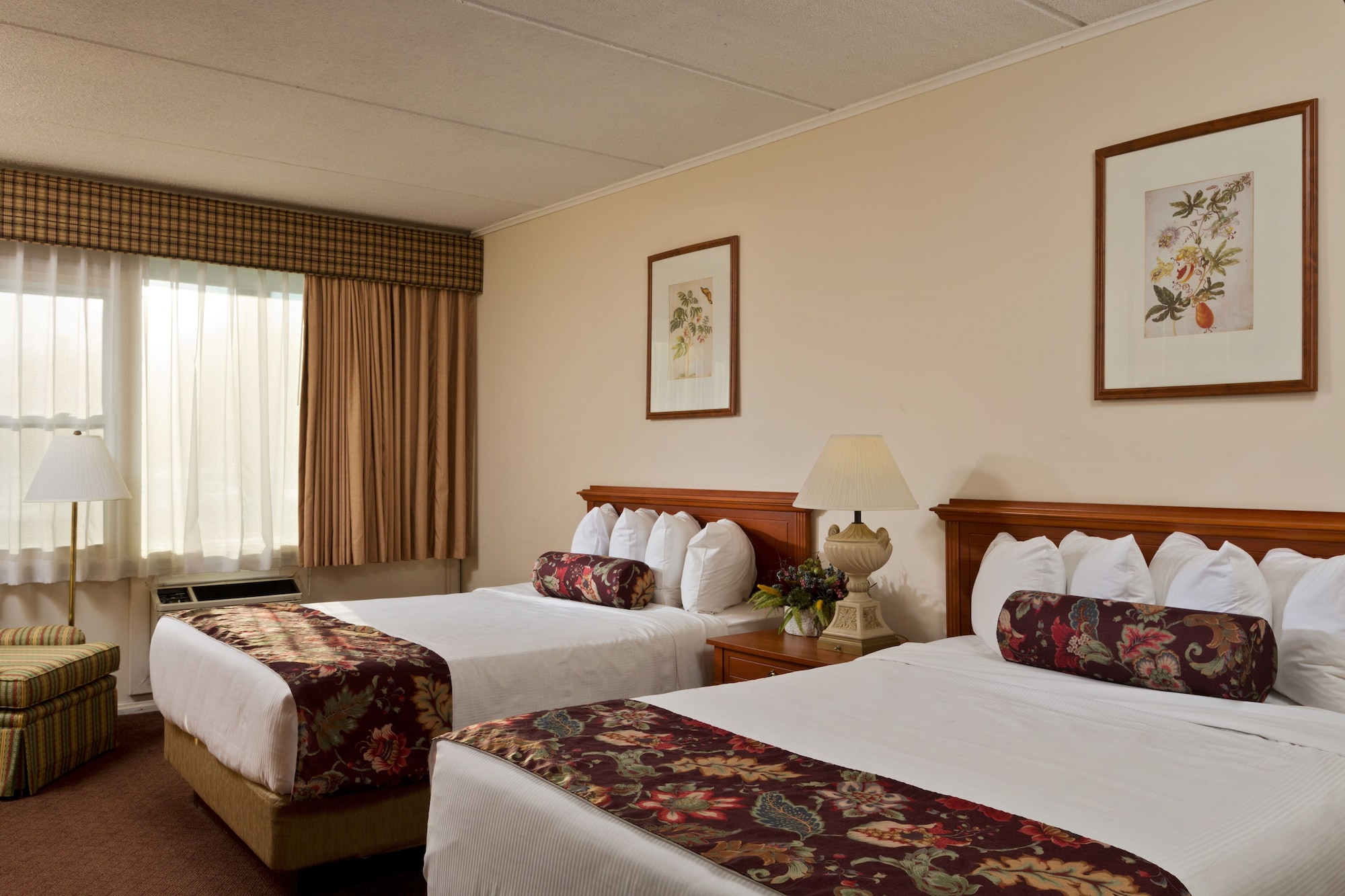 DELUXE, 2 QUEEN BEDS, LAKE VIEW
