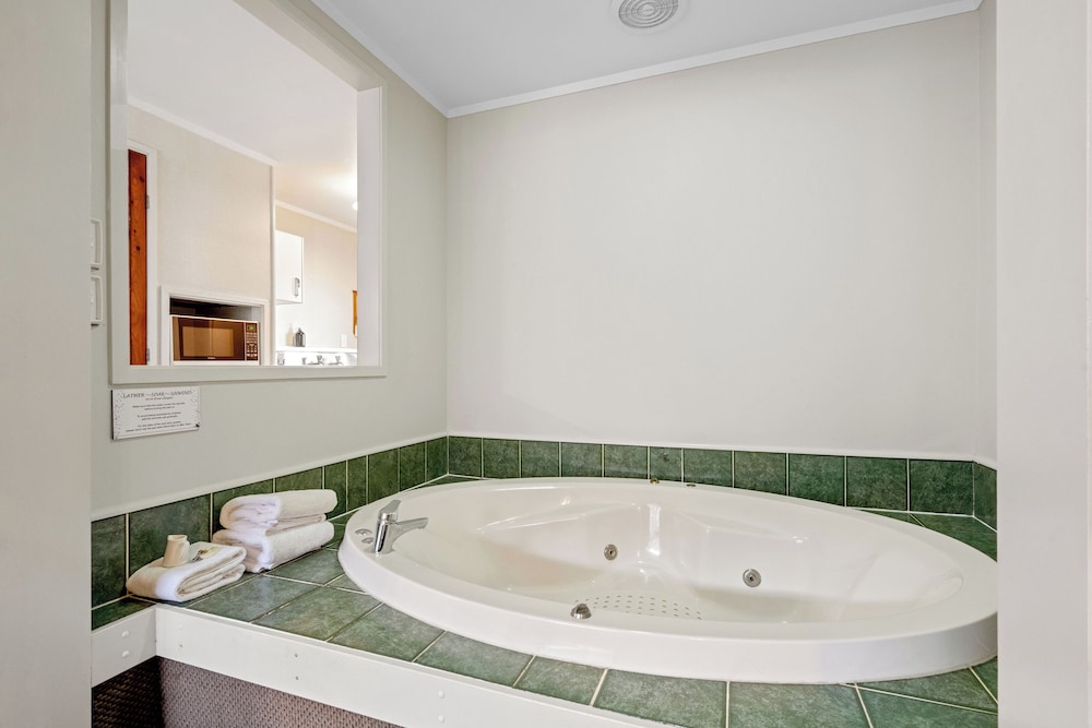 Cottage Mews Motel 72/72