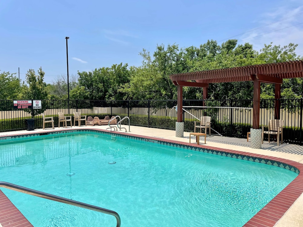 Best Western Roanoke Inn & Suites 18/23