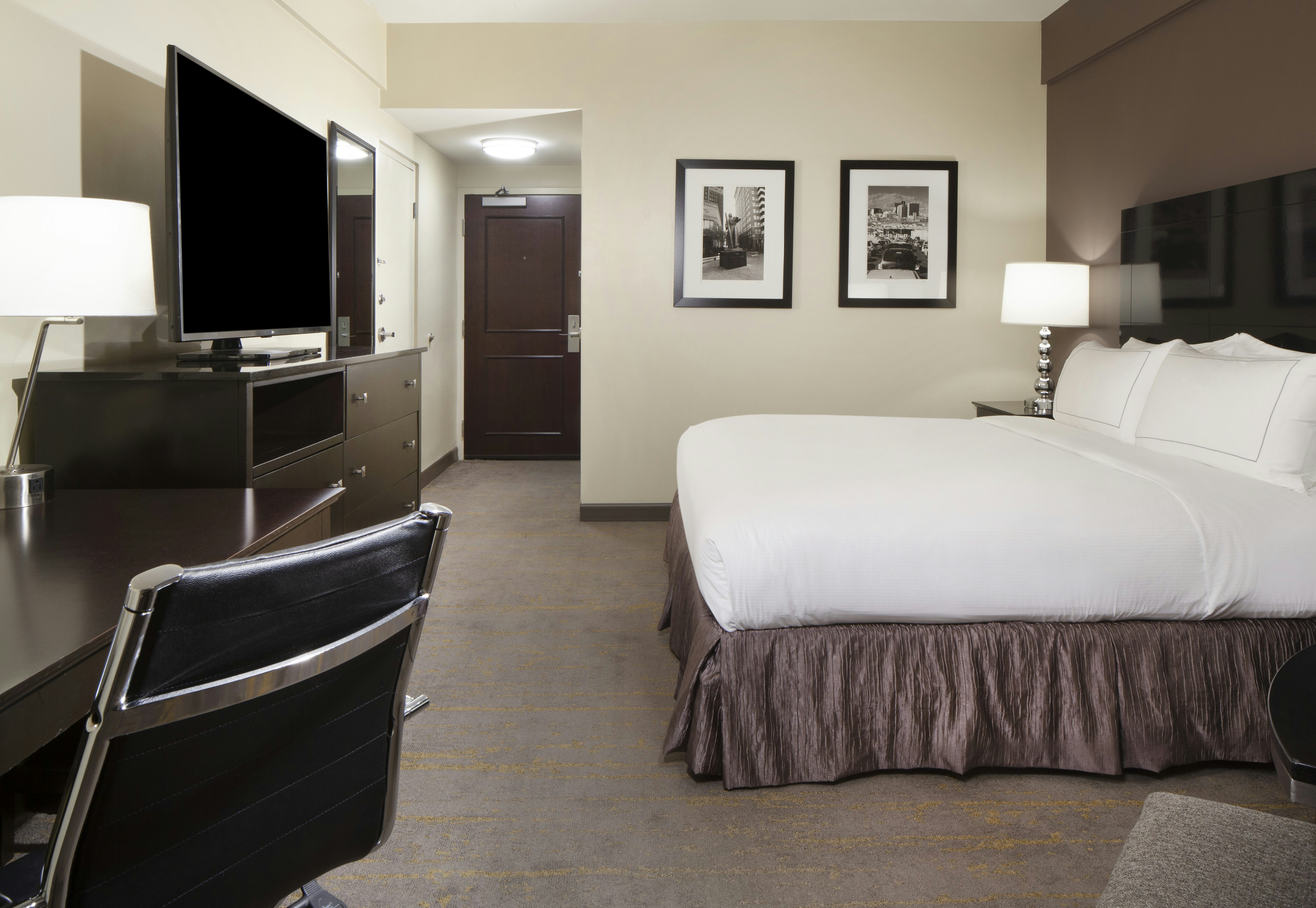 DELUXE, KING BED