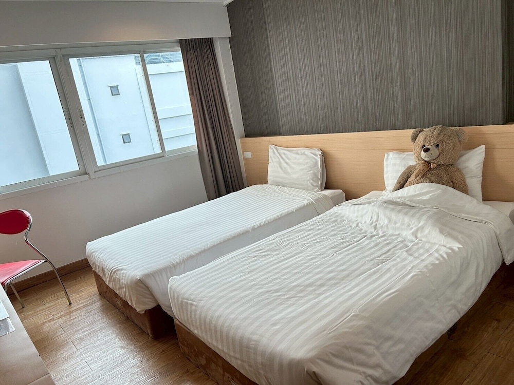 SUPERIOR, TWIN BEDS, CITY VIEW