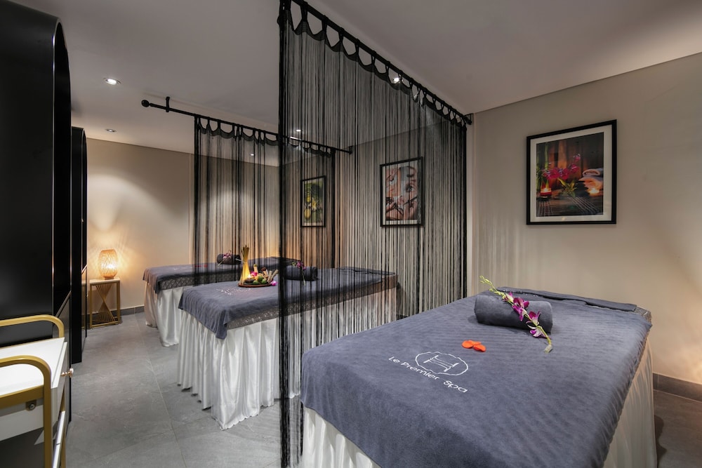Le Premier Hotel & Rooftop Bar 24/50
