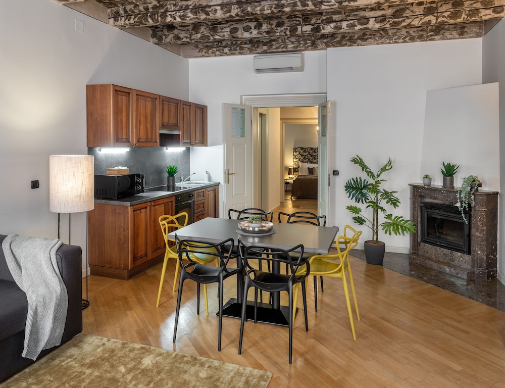 Chateau 9 Apartments by Adrez Living 25/50