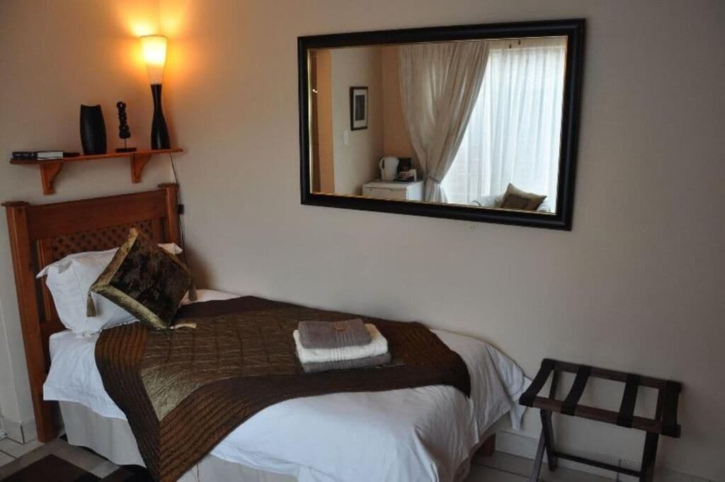 ROOM, SINGLE
