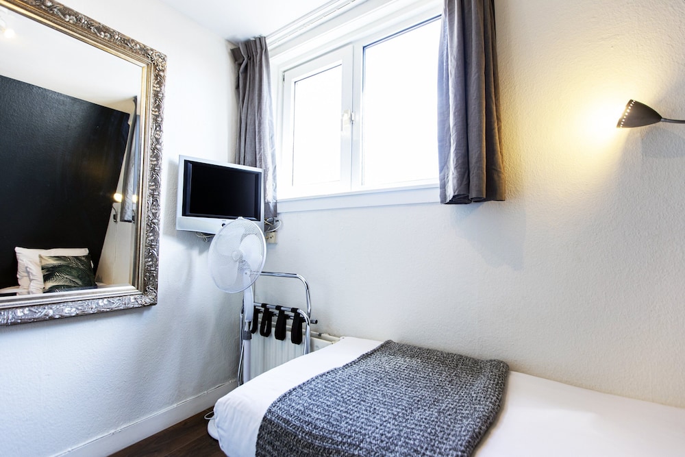 BASIC, SINGLE, SINGLE BED, SHARED BATHROOM