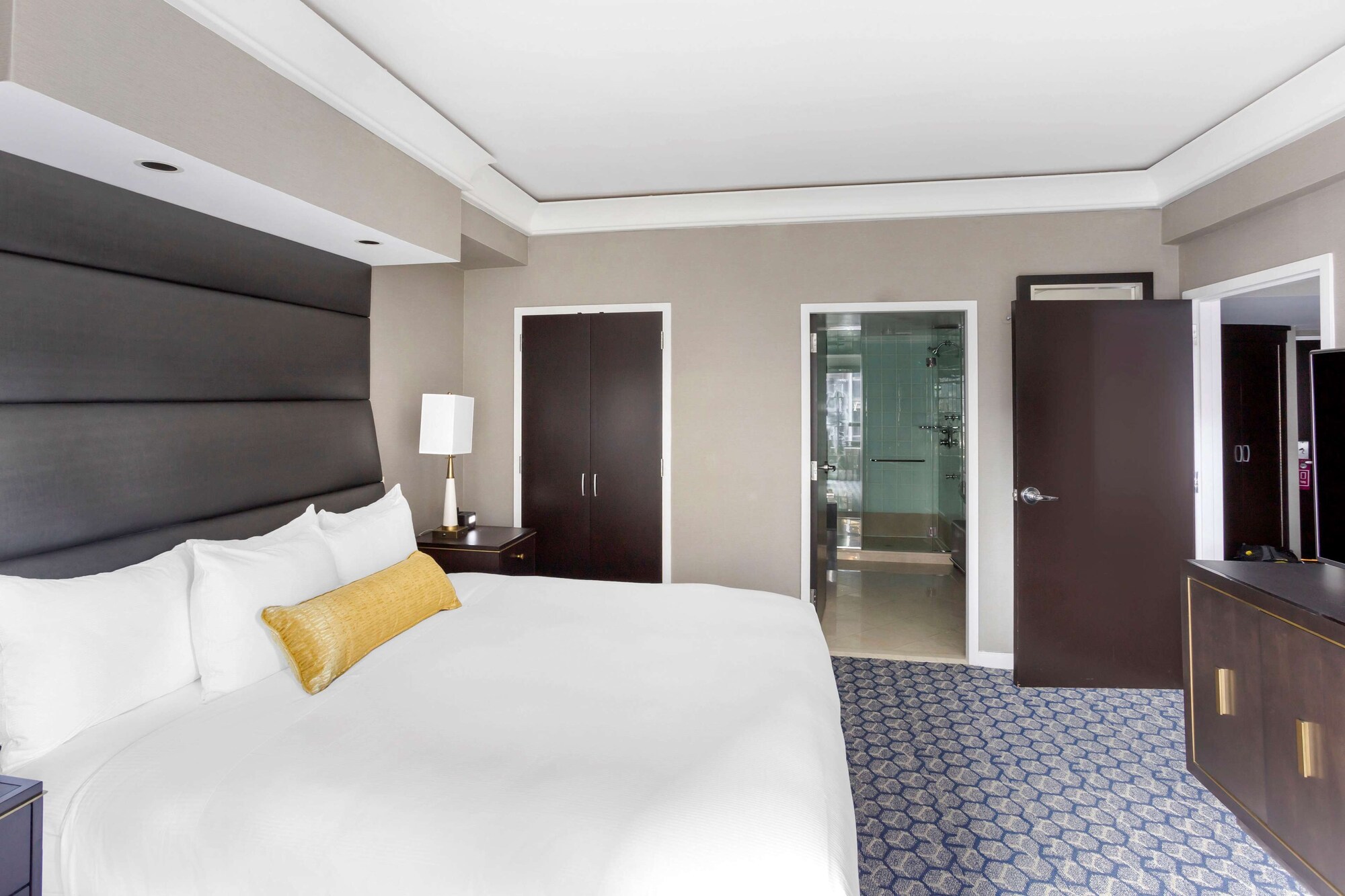 1 BEDROOM, SUITE, KING BED, SOFA