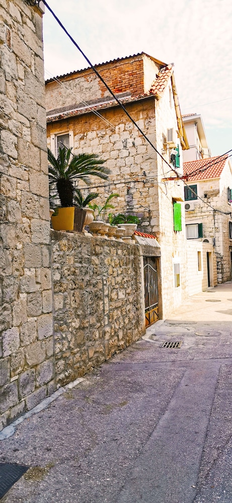 Croparadise Hostel 40/50