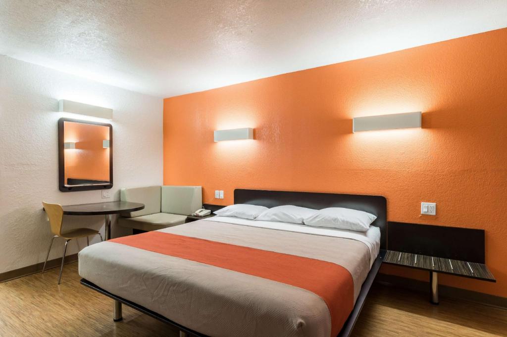 1 King Bed - Mobil Access Tub Nsmk Kitchen، Motel6 Uvalde, TX 5/9